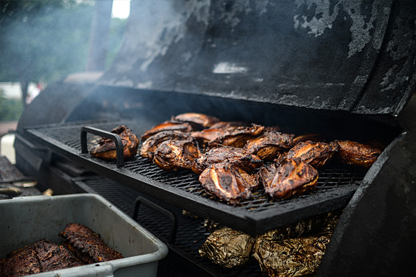 Temperature monitor for meat smokers